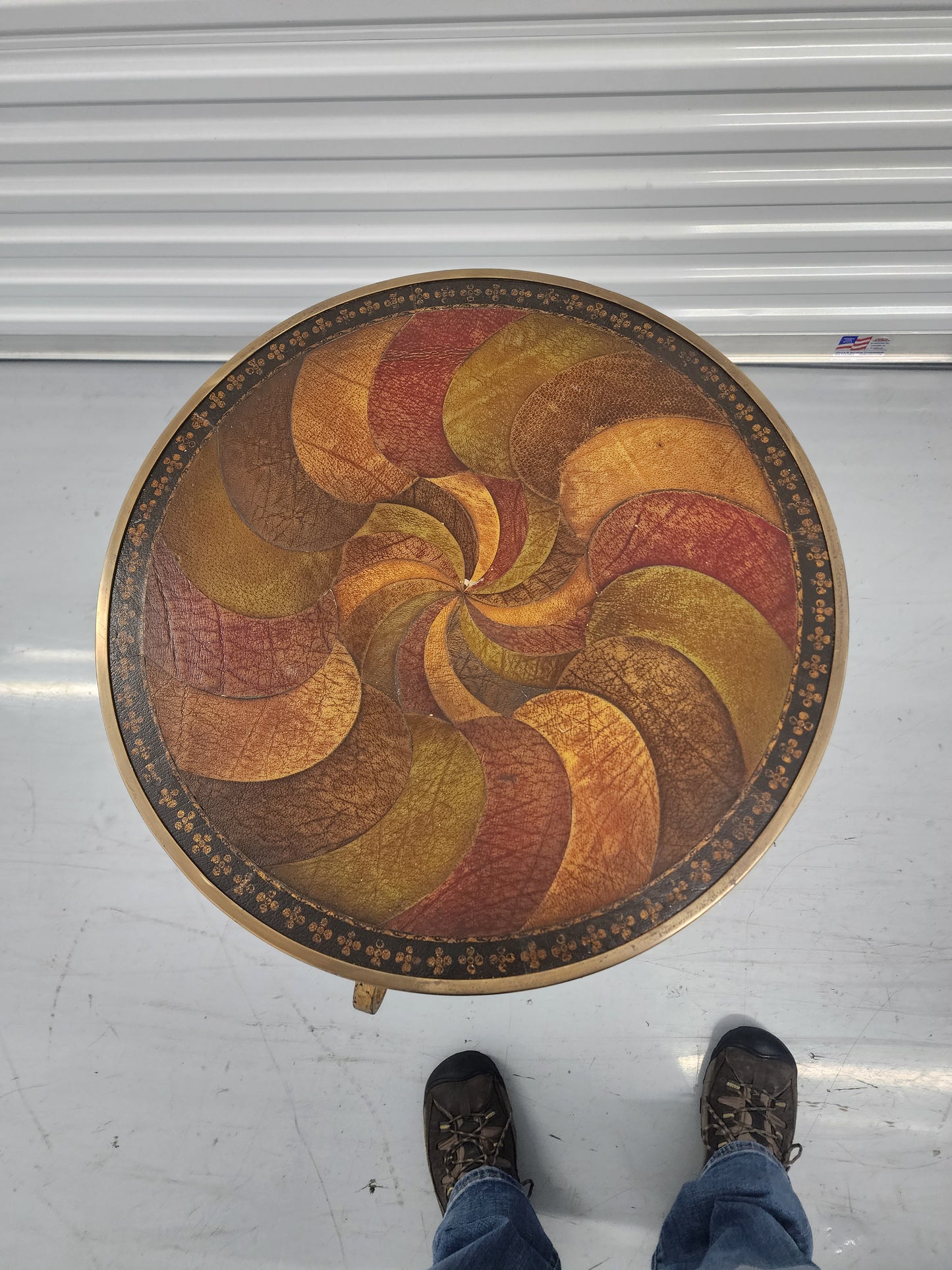 Accent table painted top metal gold toned base